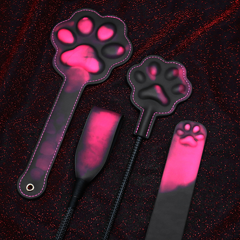 体温に反応して色が変わるレザー製スパンキングパドル、3Dキュ - Cat Claw Bark のレビューと価格