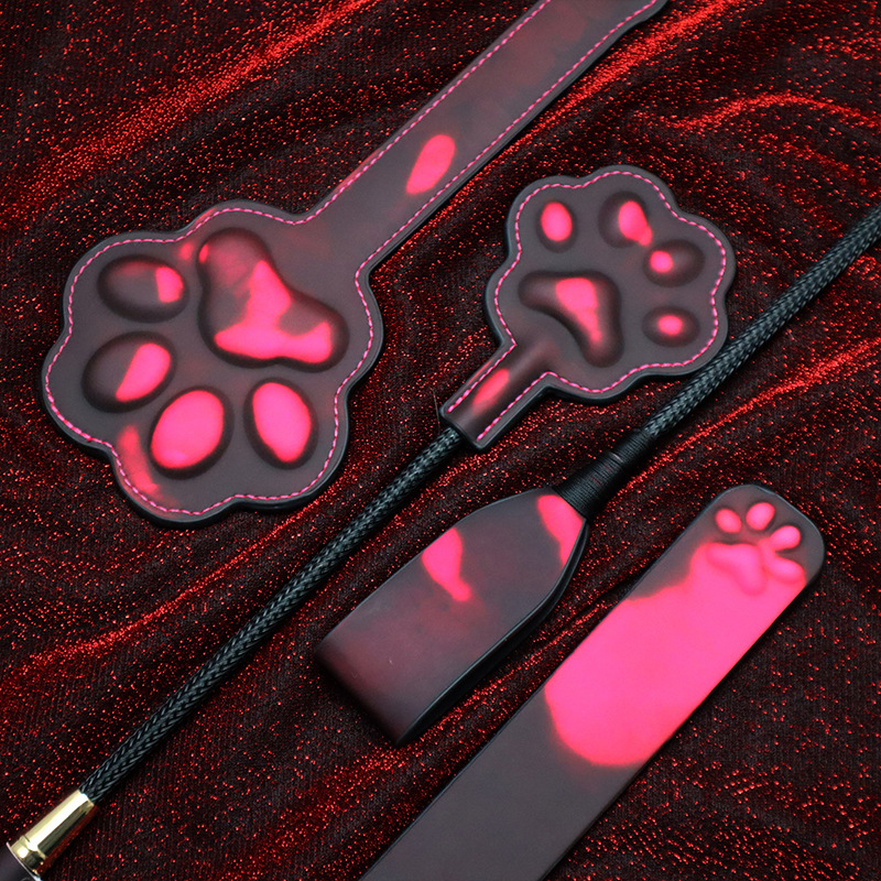 体温に反応して色が変わるレザー製スパンキングパドル、3Dキュ - Cat Claw Bark のレビューと価格